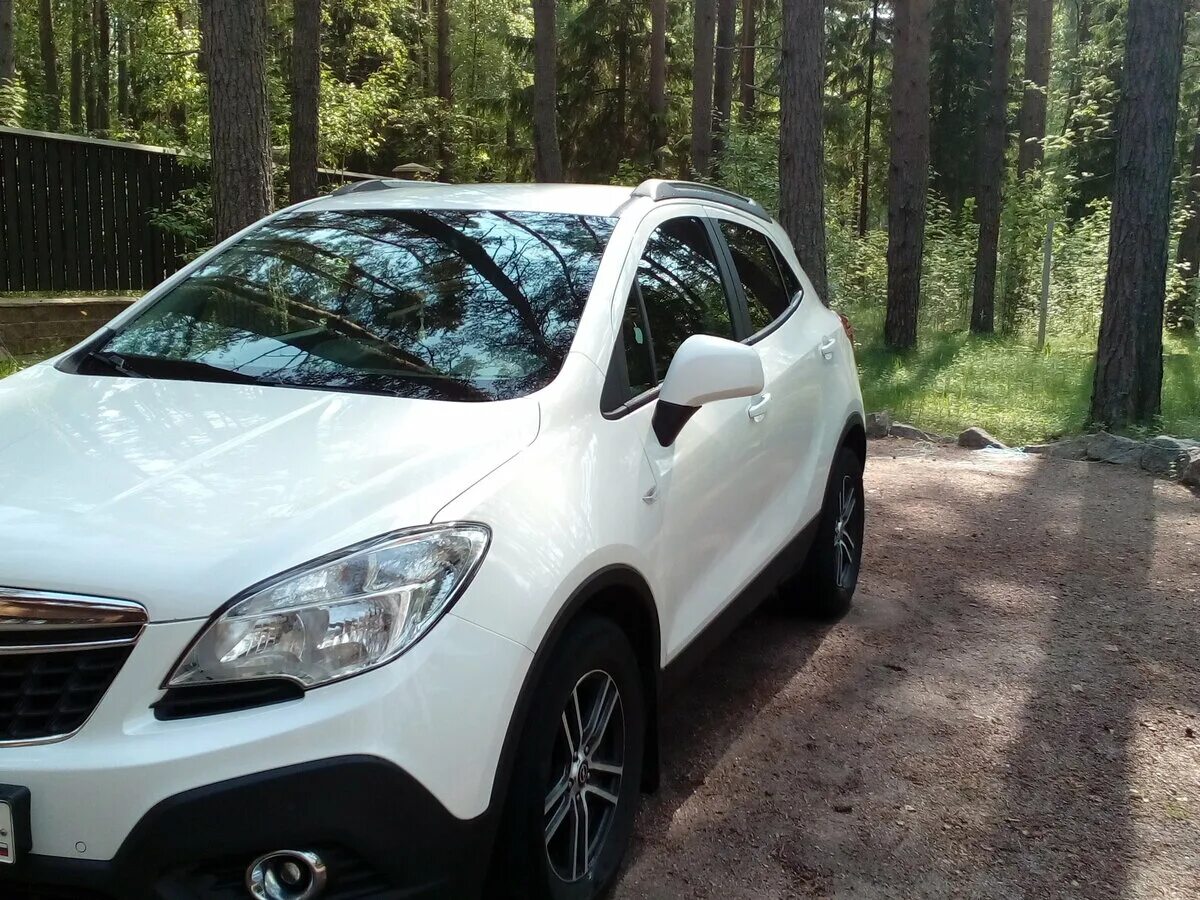 Опель мокка ближний свет. Opel Mokka белый. Opel Mokka 2014 White. Опель Мокка 2014 белый. Opel Мокка 2014 года белый.