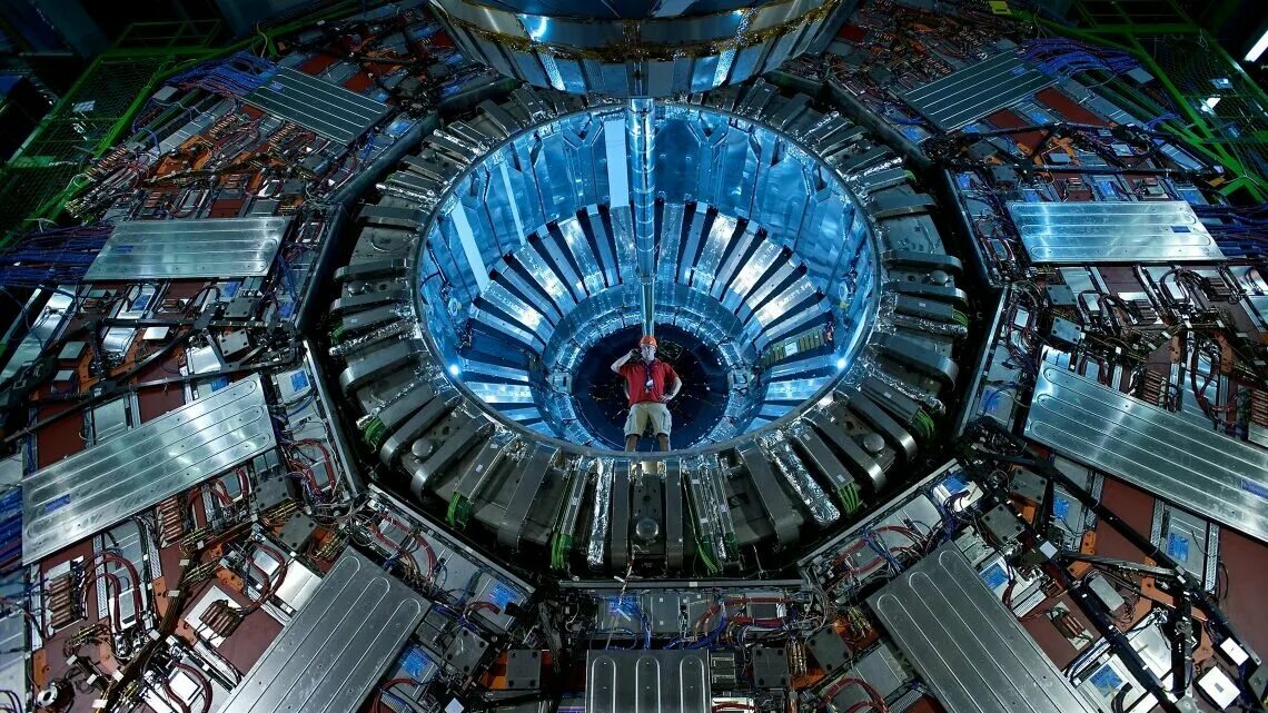 Ускоритель атомных частиц. Большой адронный коллайдер ЦЕРН. Адронный коллайдер в Швейцарии. Большой адронный коллайдер в Швейцарии. LHCB большой адронный коллайдер.