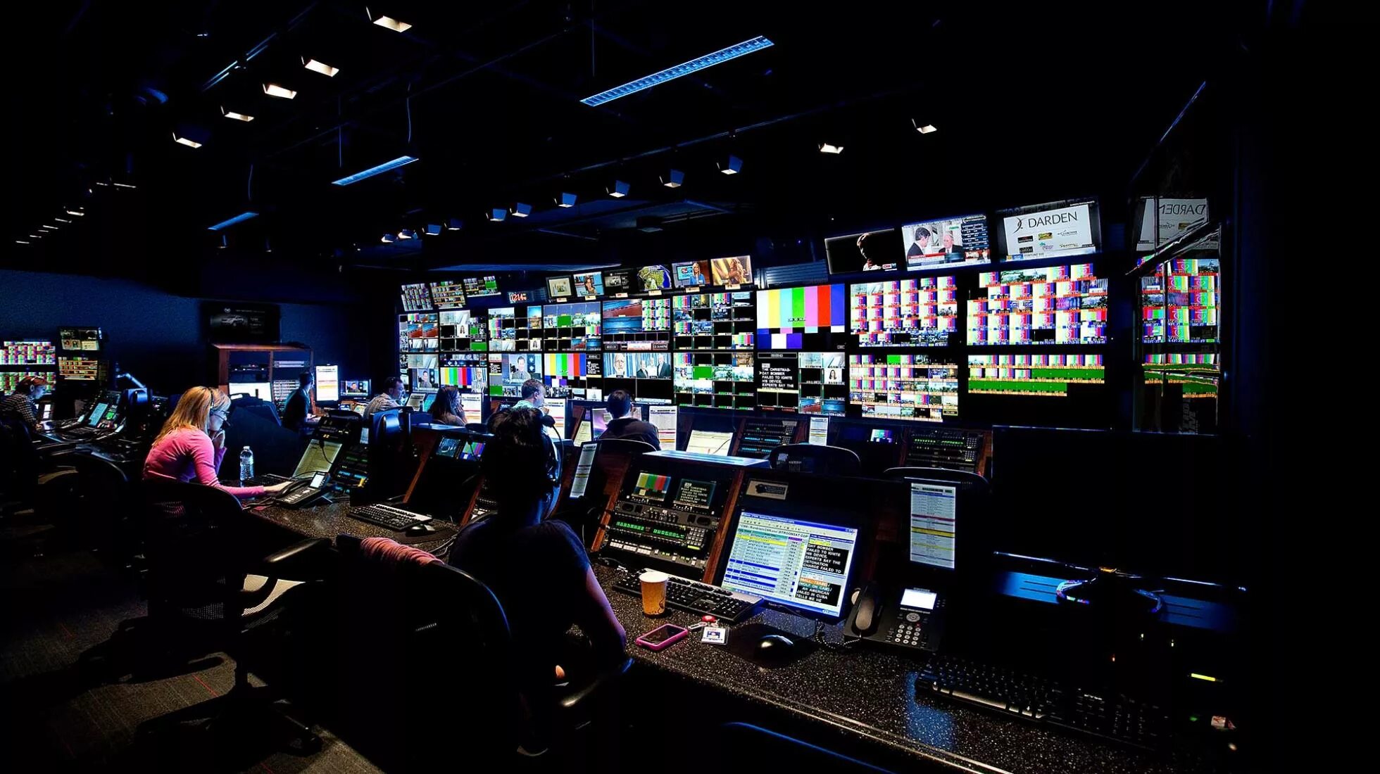 Production control. Телестудия кнопка. News Control Room. Вещательная комнаты. Студии новостей с Newsroom.