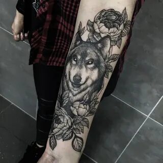 Тату волка в цвете на руке