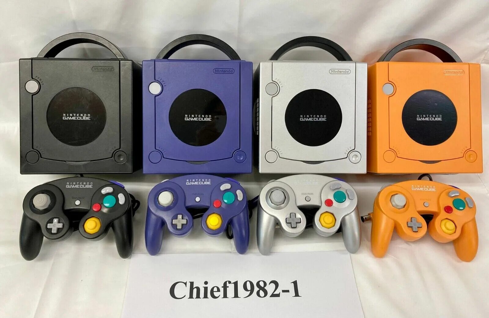 Gamecube купить. Приставка Нинтендо геймкуб. GAMECUBE цвета. Игровые приставки Америки 90-х. Nintendo модели.