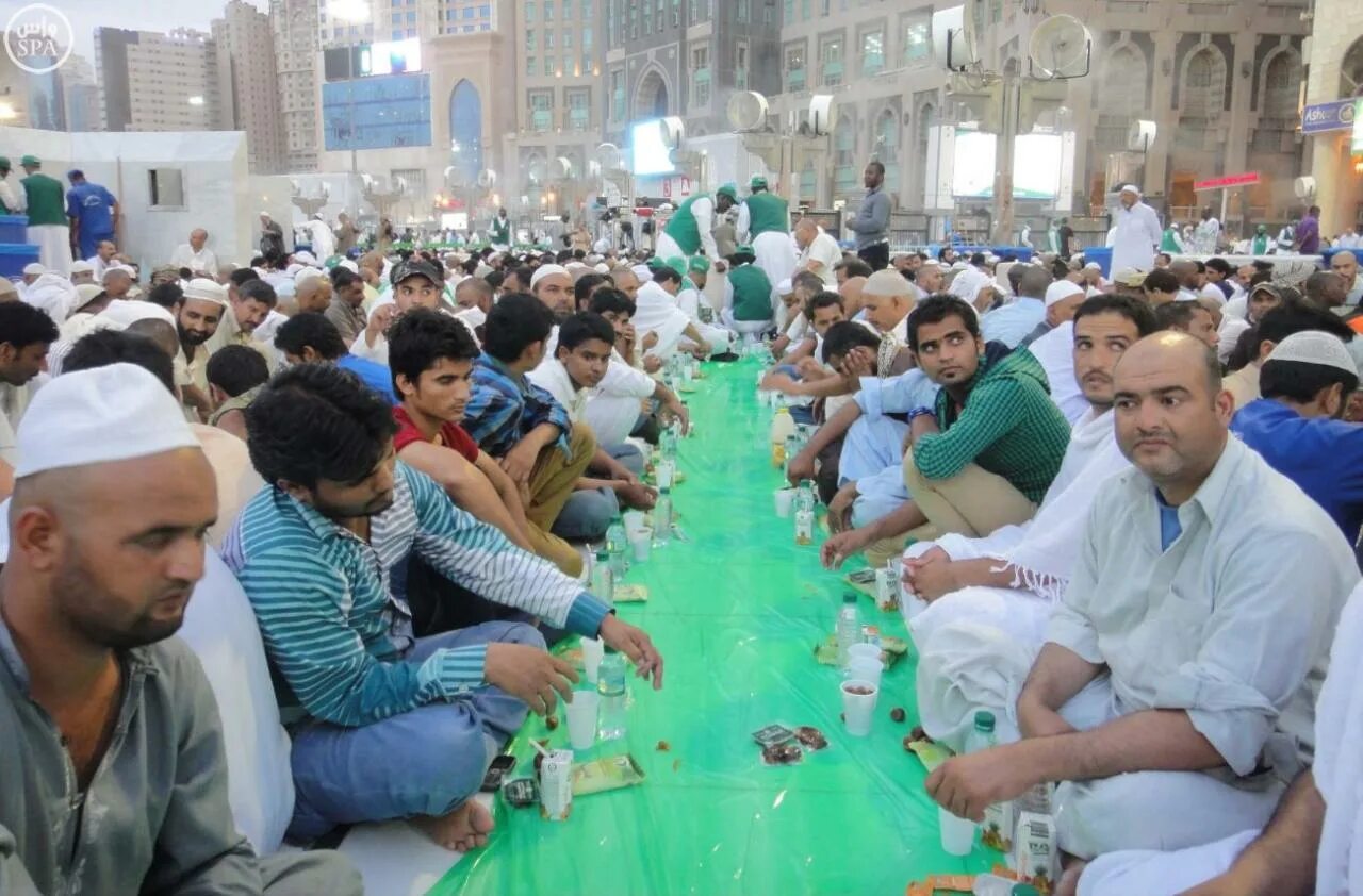 Рамазан ифтар мусульман. Праздник разговения - ураза-байрам. Ифтар в дубае. Строгий мусульманский пост. Праздник разговения - ураза-байрам.