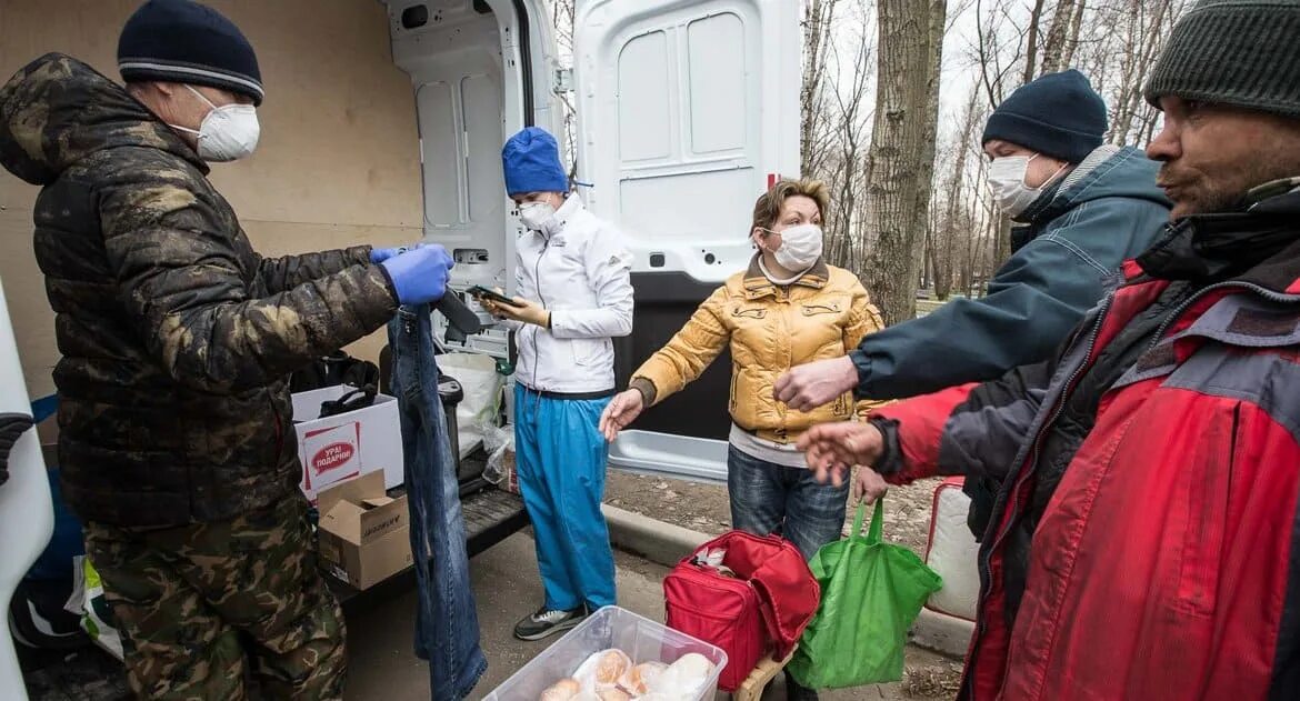 Благотворительная помощь людям попавшим трудную. Волонтеры и бездомные. Благотворительность бездомным. Бомжам благотворительность. Помощь нуждающимся.