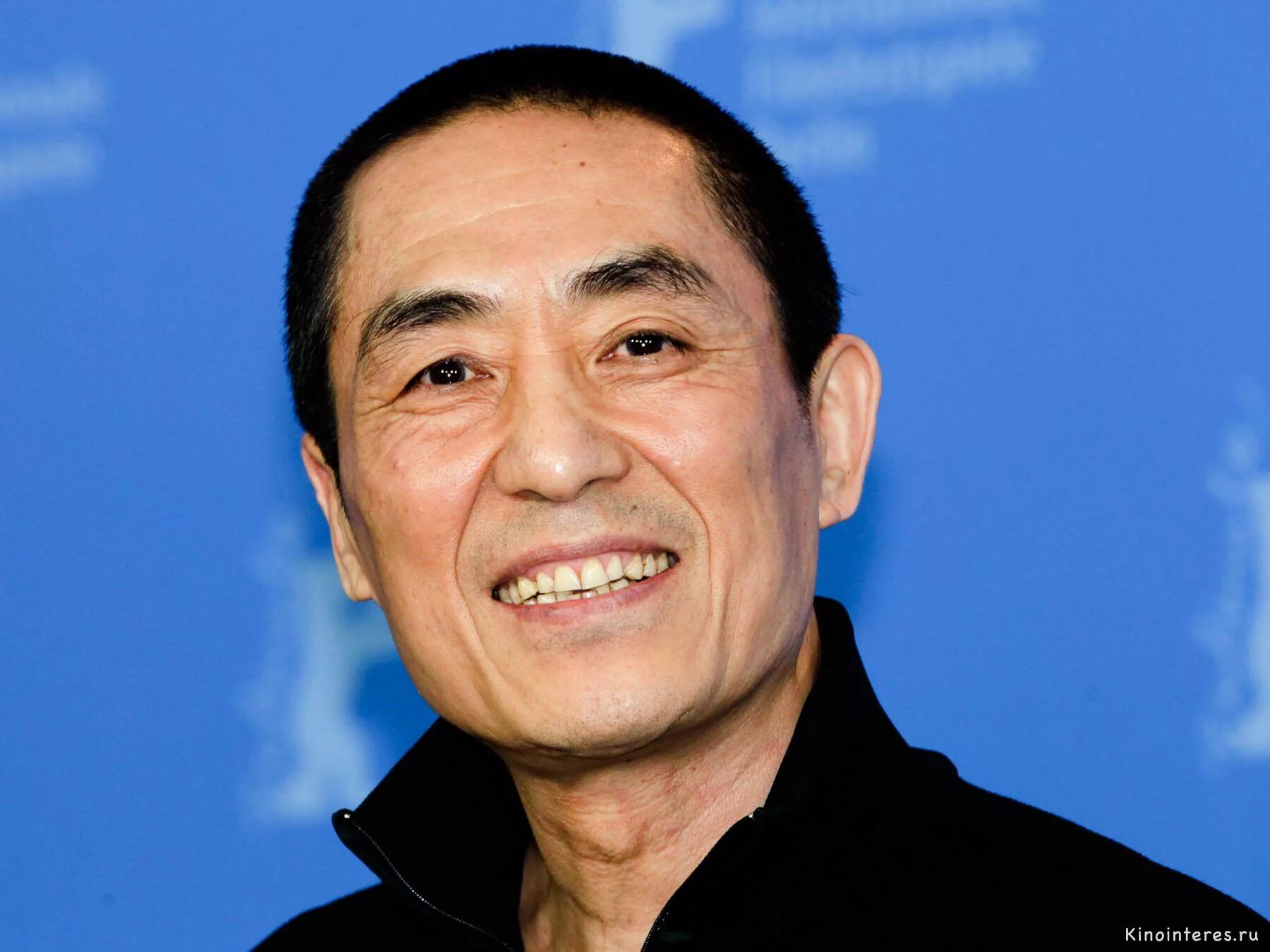 Чжан имоу. Чжан имоу режиссер. чжан имо́у. чжан имоу китайский актёр.