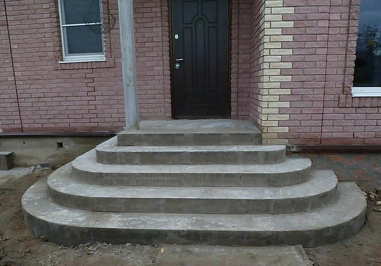 Бетонная лестница на улицу. Входные ступеньки в дом. Полукруглые ступени для крыльца. Ступеньки в частный дом. Наружная бетонная лестница.