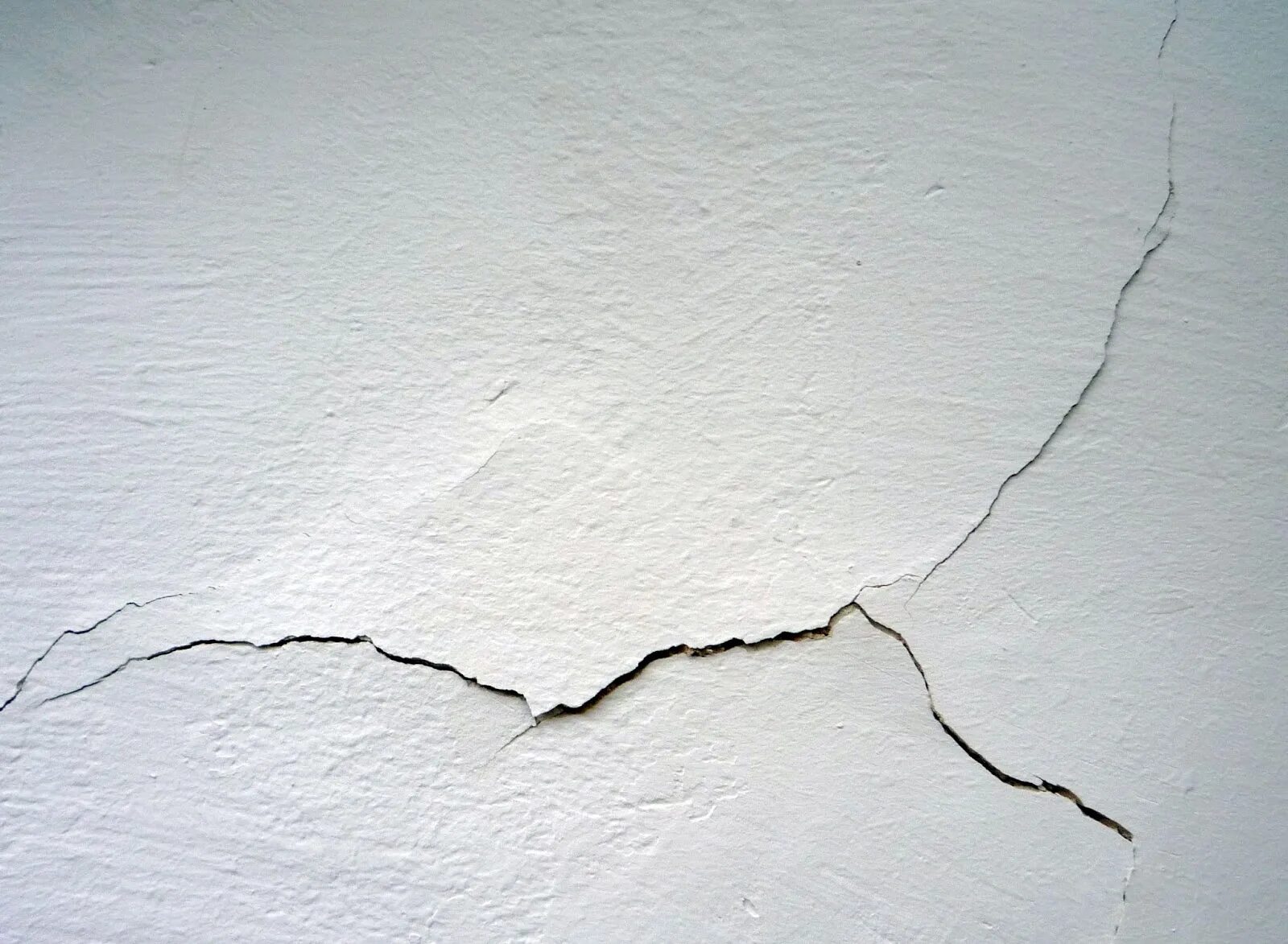 Все через трещину. Трещина в стене. Трещины на стене текстура. Белая стена с трещинами. Старая стена в трещинах.
