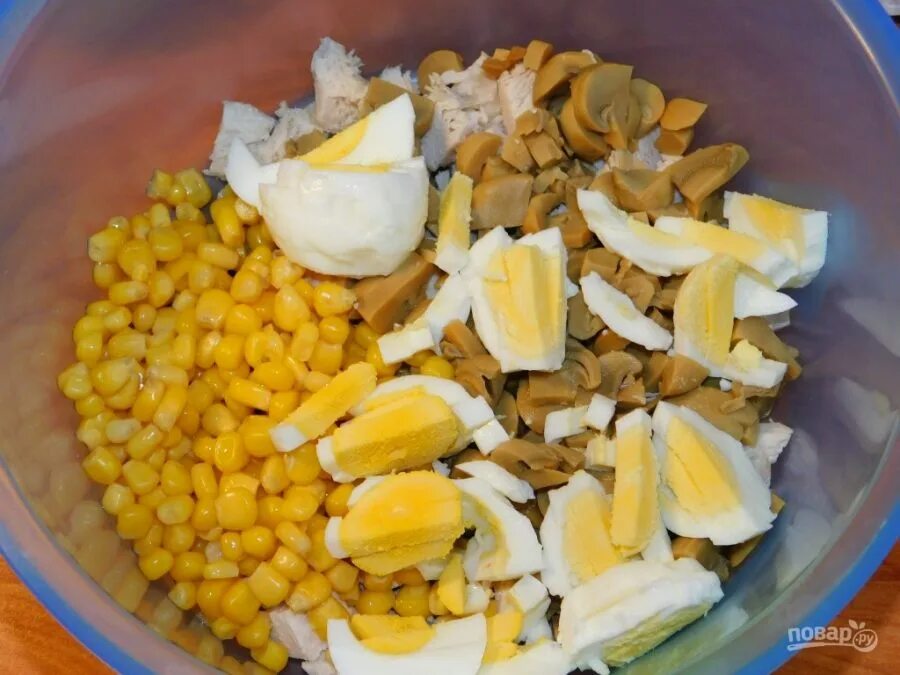 Кукуруза яйцо. Салат с грибами и кукурузой. Салат с курицей грибами и кукурузой. Салат с грибами яйцами и кукурузой. Салат с консервированными гриба и кукурузой.