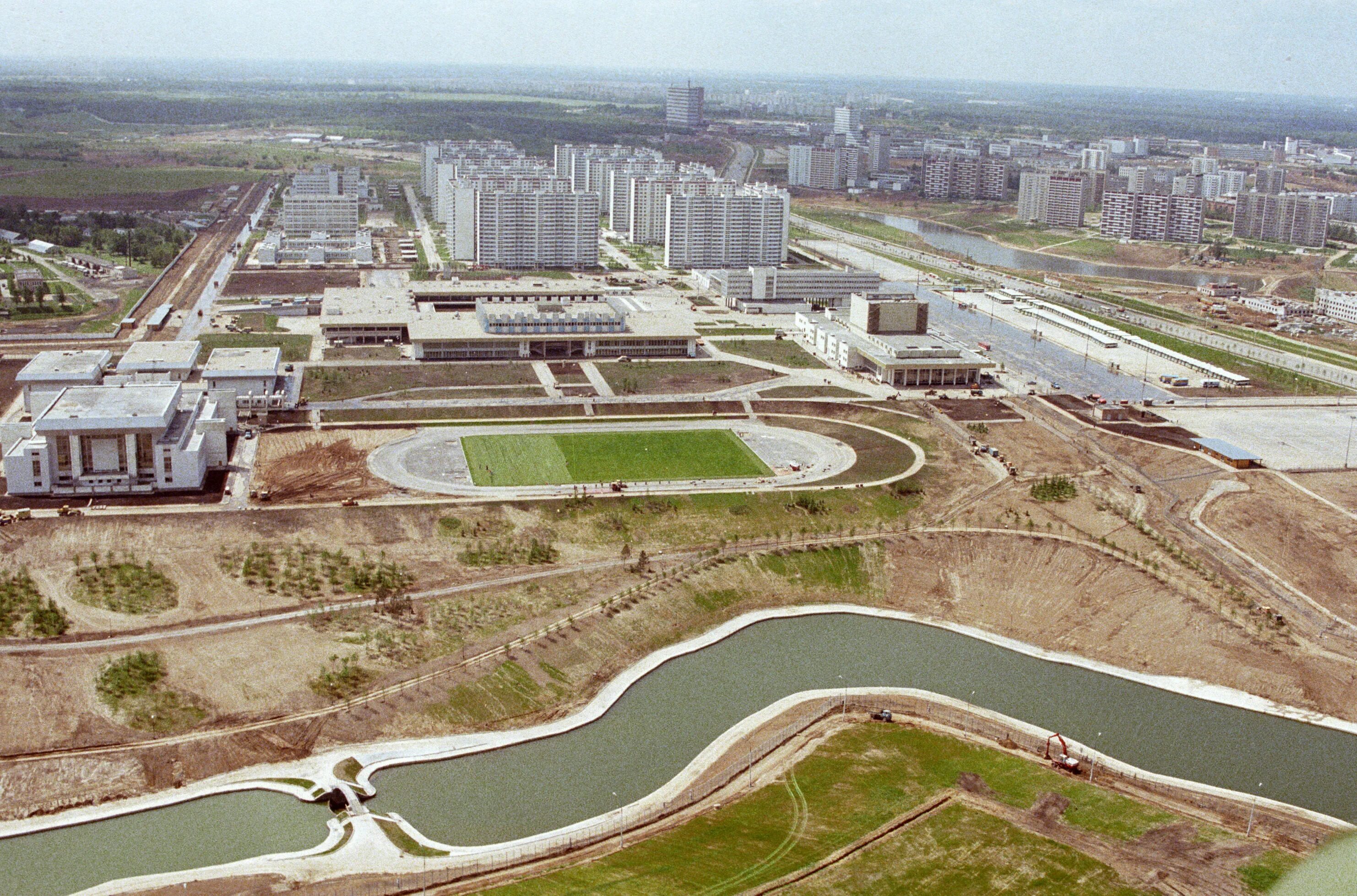 Олимпийский проспект олимпийская деревня. Олимпийская деревня 1980 год. Олимпийская деревня Москва 1980. Олимпиада 1980 Олимпийская деревня. Олимпийская деревня 1980 стройка.