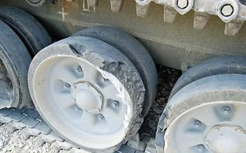 Опорные катки танка. Ходовая танка т-80. Опорные катки танка т-80. Опорный каток т-80. Опорные катки танка.