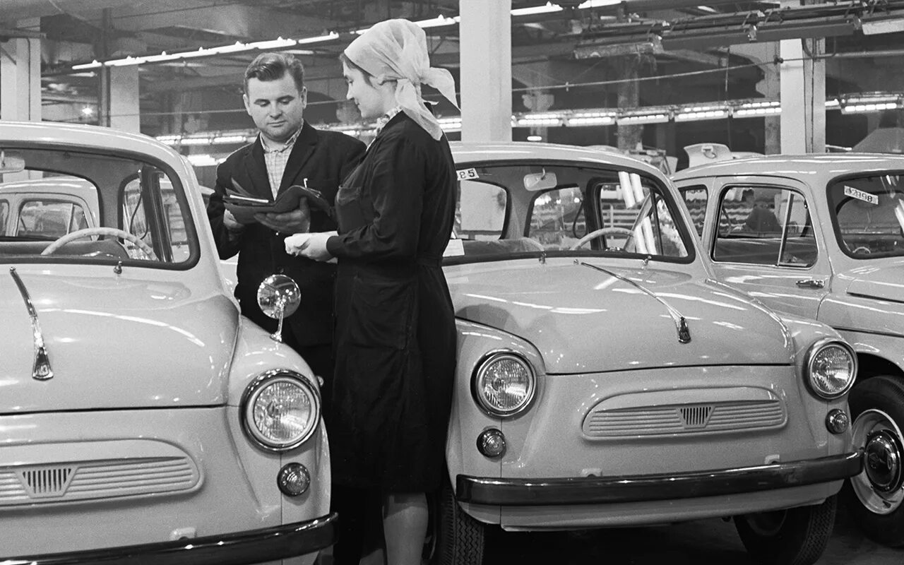 Советские машины до 1960. Заз 965 запорожец. Заз 965 горбатый. Машина запорожец заз 968. Год запорожца.