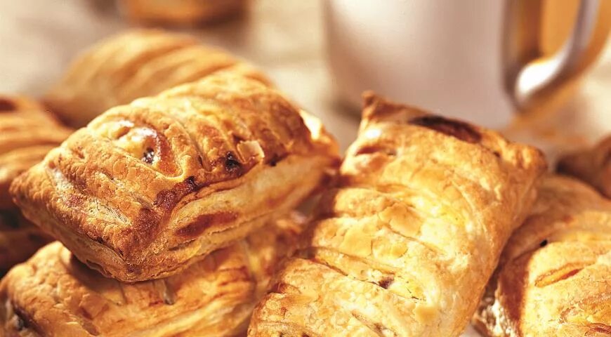Слойки с творожной начинкой и изюмом. Улитка с творогом и изюмом. Французские булочки слоеные. Улитки из слоеного дрожжевого теста. Слоеное тесто изюмом рецепт.