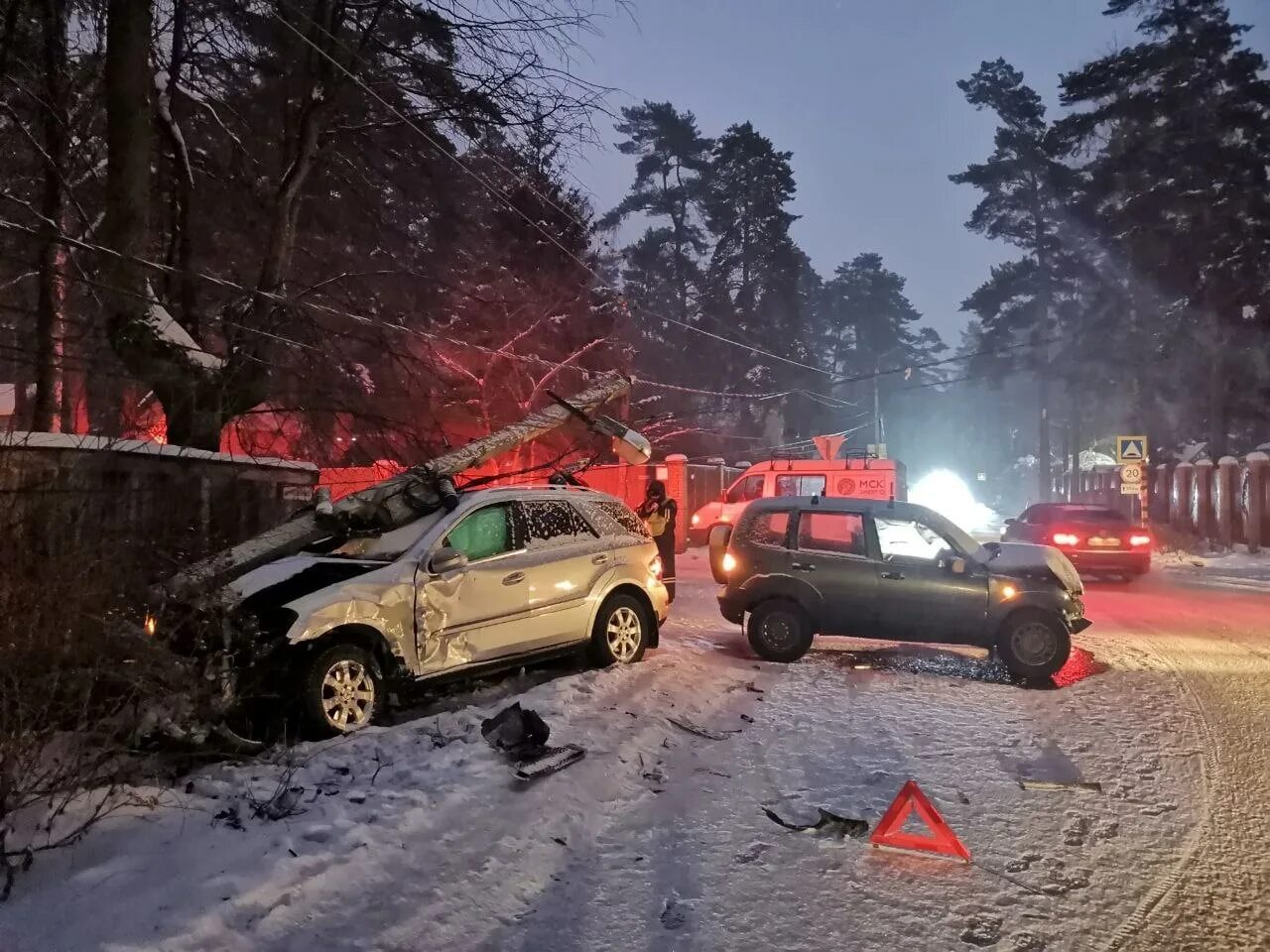 Дорогая машина на фоне пятиэтажек.