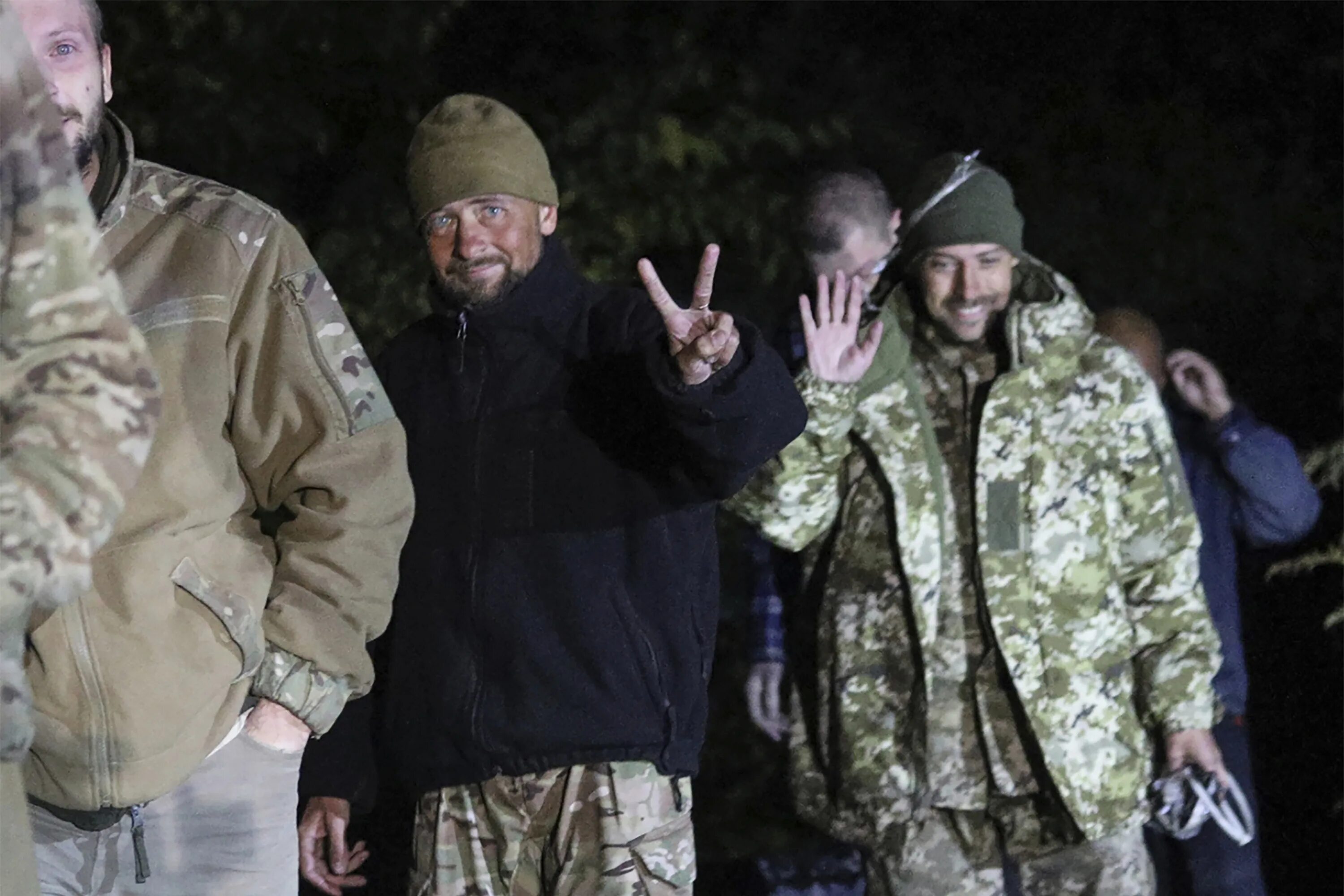 Еленовка донецкая сизо. Расстреляли российских военных. Колония 120 еленовка. Российский летчик в плену. Расстрел пленных солдат всу.
