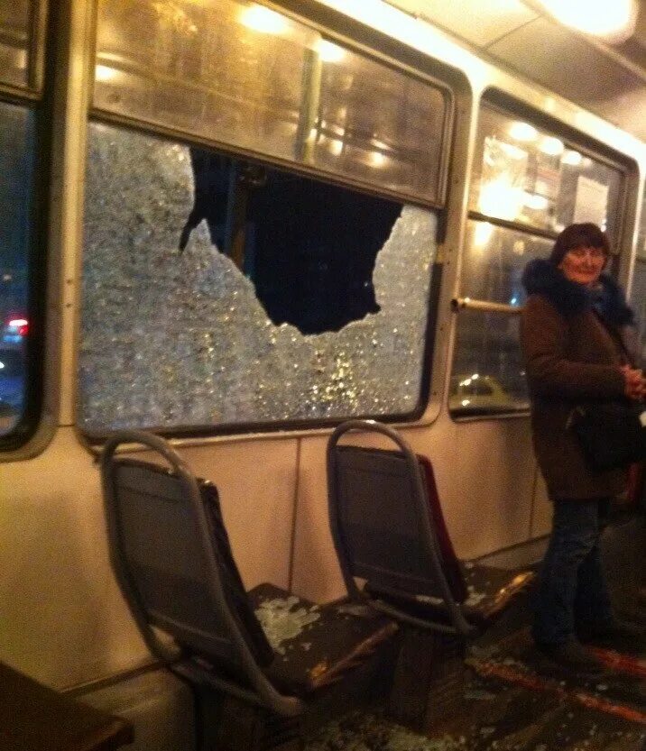 Окно трамвая. Обстреляли трамвай. Люди в трамвае.