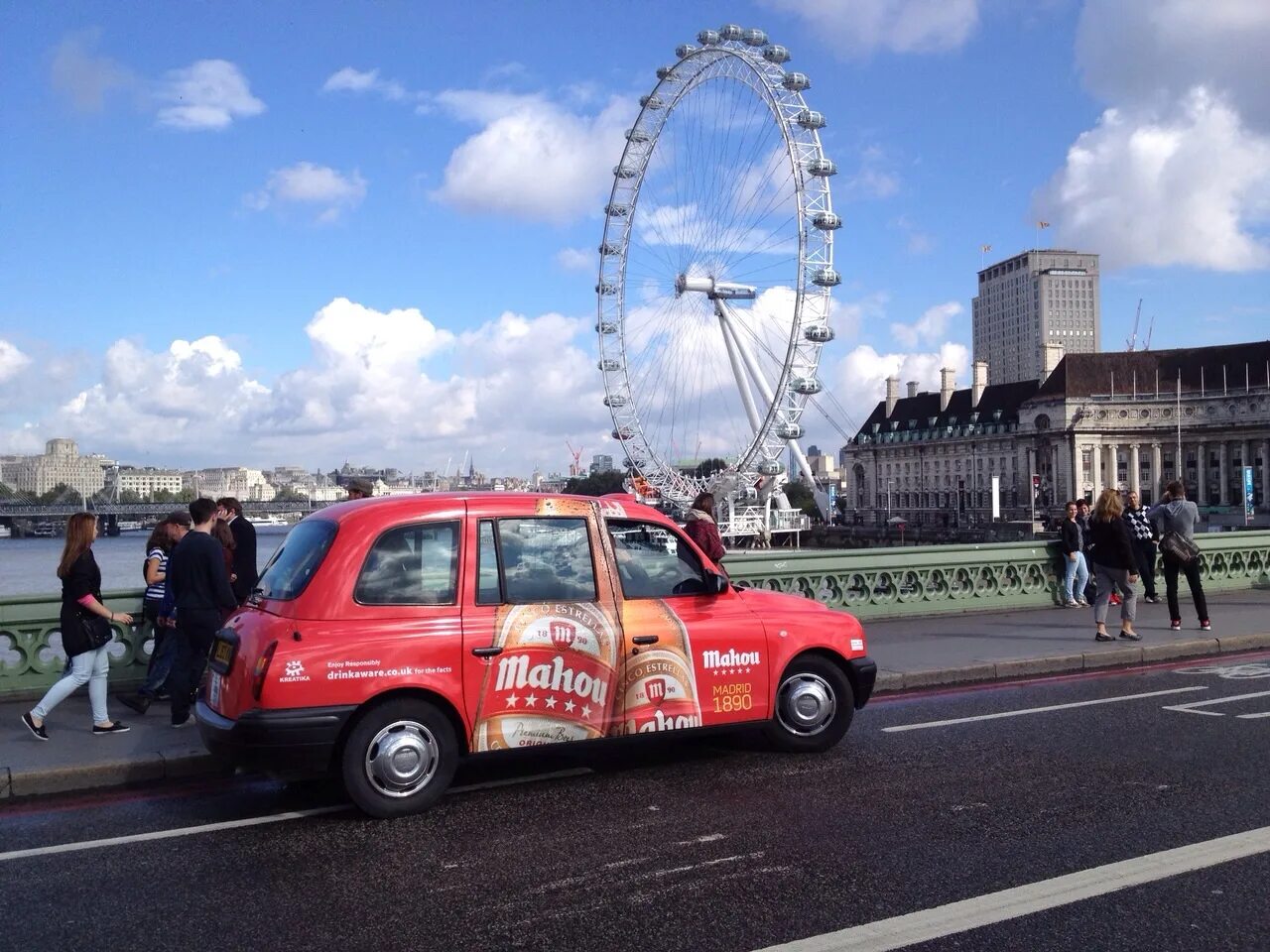 Реклама лондона. Такси в Лондоне. London реклама. Достопримечательности Лондона такси. Реклама на такси Лондон.