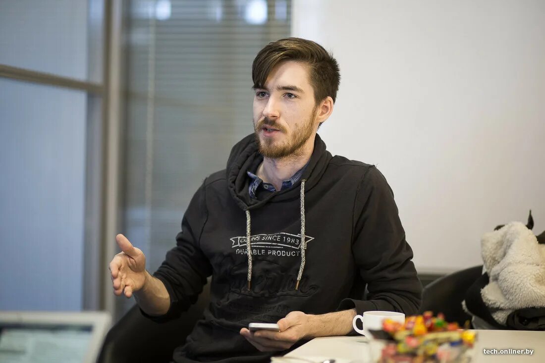 Руководитель стартап проекта. Совещание программистов. Собственник бизнеса. Светлый бизнес портрет. Придумал безумный стартап,и подписал контракт.