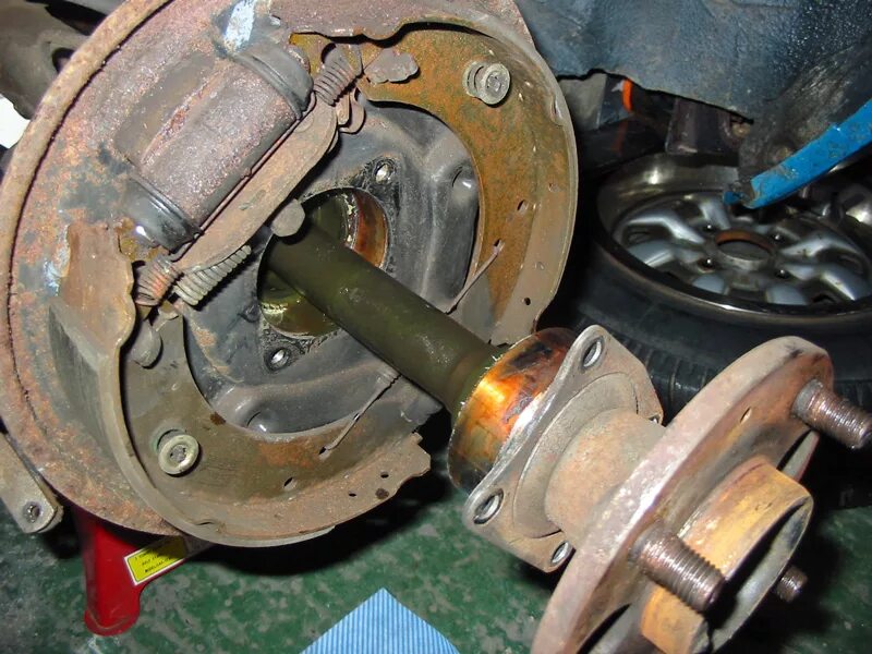 замена задней ступицы фокус. снятие задней ступицы форд фокус 2. ступица заднего колеса форд фокус 2. крепление ступицы focus 2008. задняя ступица форд фокус 2.