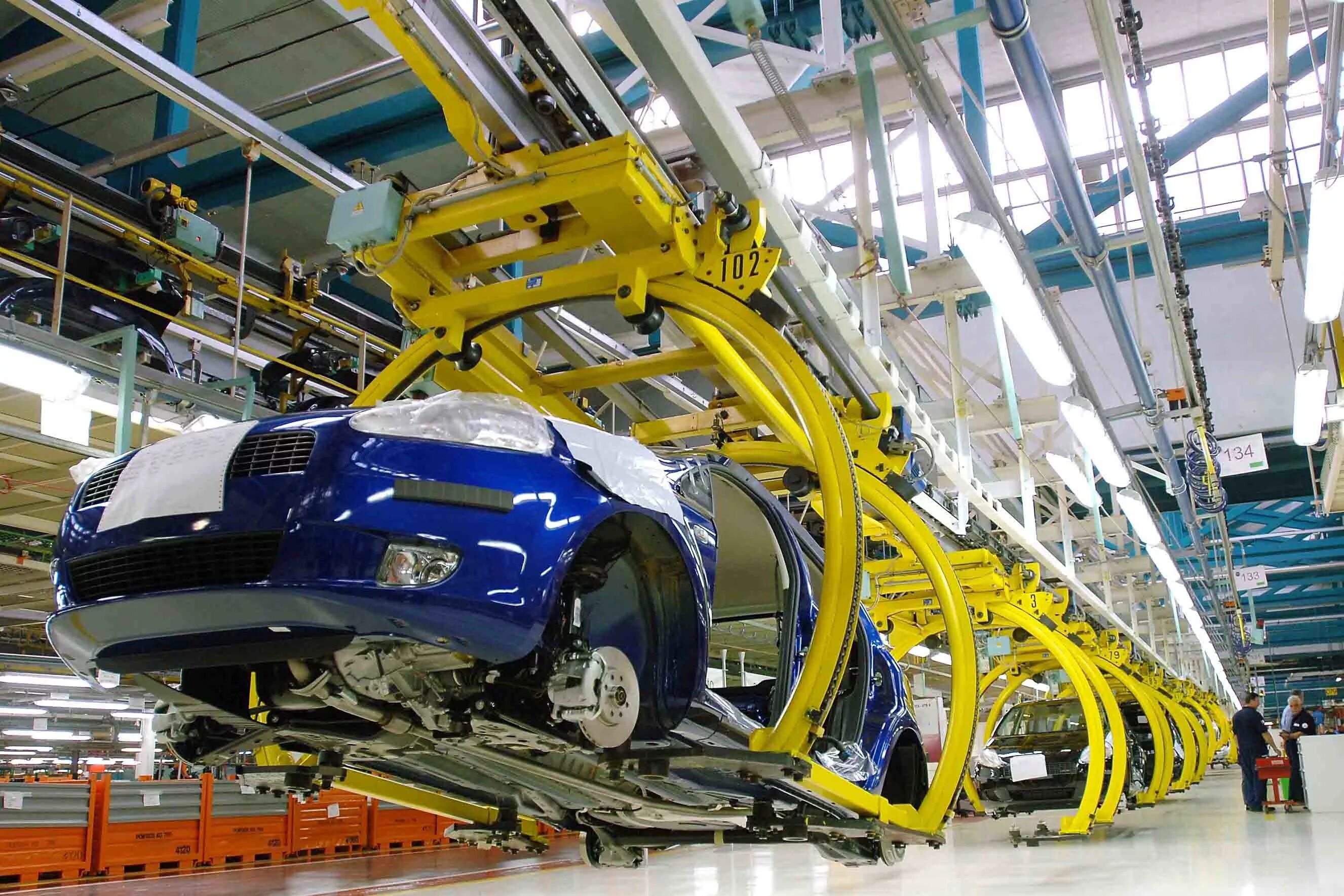 Экономической основой является промышленность крупное машинное производство. Автомобильная промышленность. Автомобилестроение. Автомобильный завод. Машиностроение автомобилестроение.