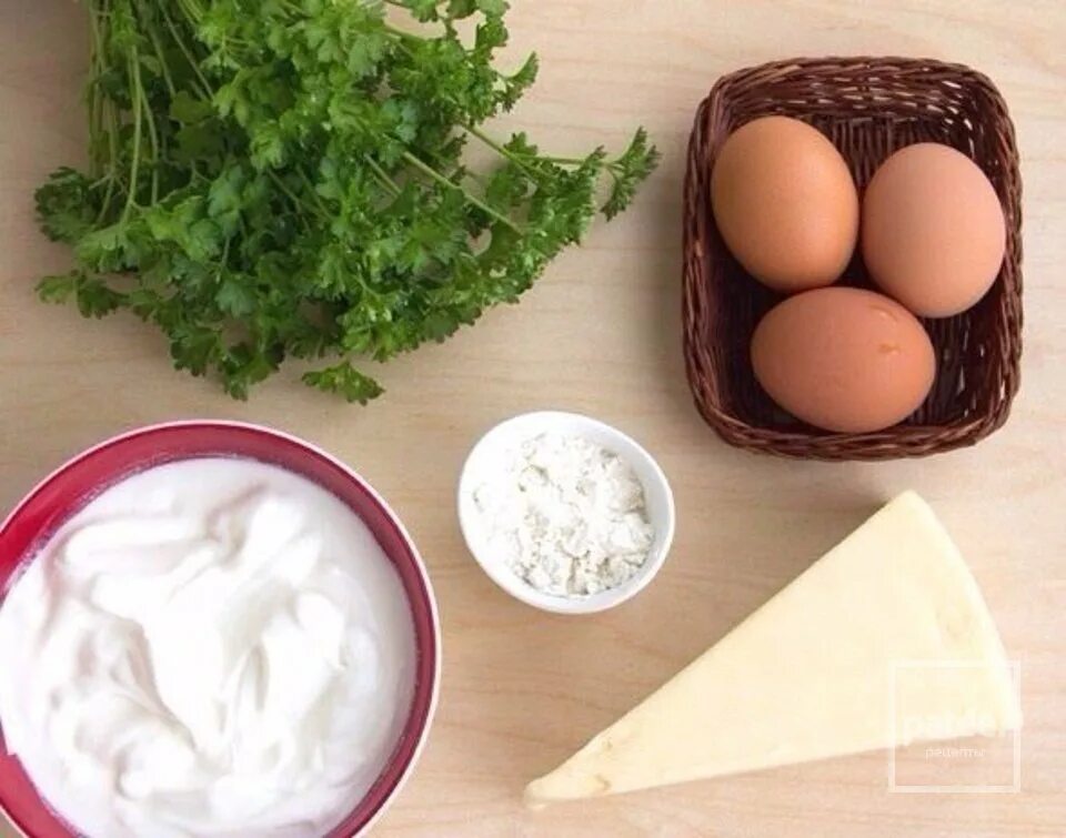 Яйца с зеленью рецепт. Ингредиенты для приготовления сыра. Мука яйца сыр. Ингредиенты для сырков. Сыр зелень мука.