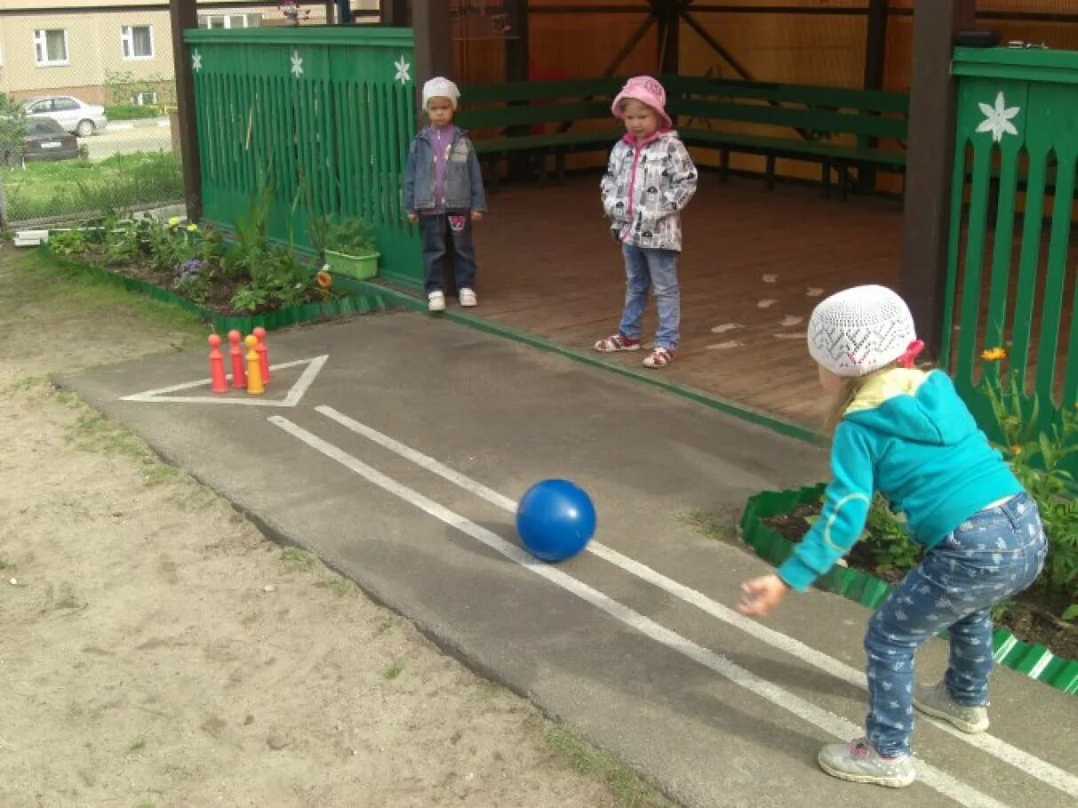 Можно ли играть на площадках. Площадка в детском саду. Оборудование на участке ДОУ. Игровая дорожка в детском саду на улице. Игры на площадке в детском саду.