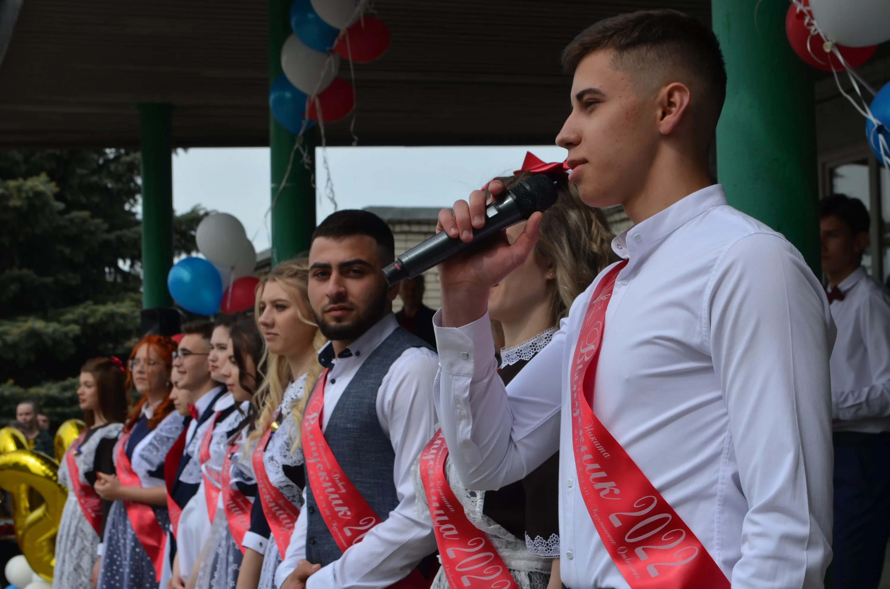 Видео поздравление 11 классу. Выпускники 11 класса. Выпускницы 11 класса. Выпускники 11 класса последний звонок. Последний звонок школы Кузьминские Отвержки.