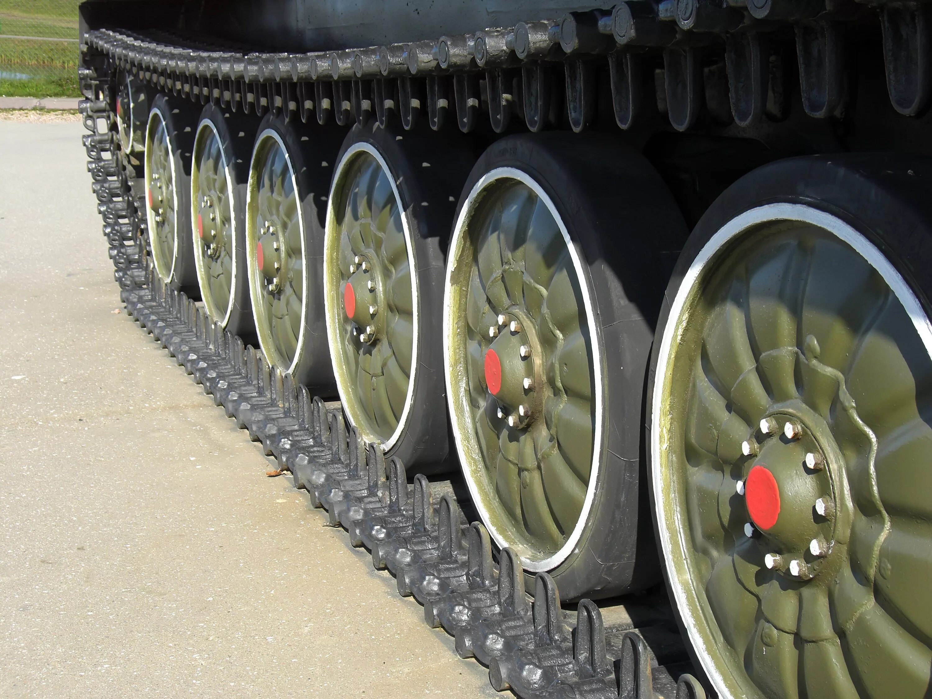 Резиновые гусеницы на танке. Гусеница т-72. Т-80 ведущее колесо. М60 траки. Танковые гусеницы т90.