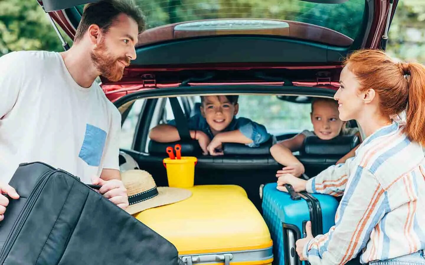 Dad a new car. Путешествие с семьей. Машина для путешествий семьей. Путешествие с детьми. Семья с автомобилем.