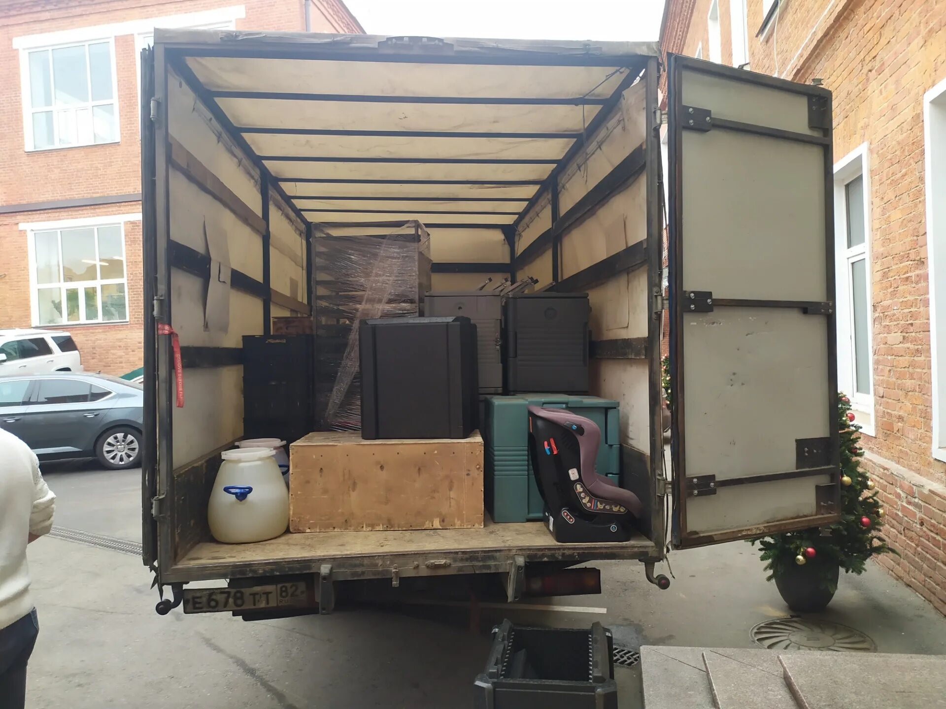 Фургон для перевозки вещей. Перевезти вещи газели. Перевезти вещи газели. Перевезти вещи газели. Перевезти вещи газели.