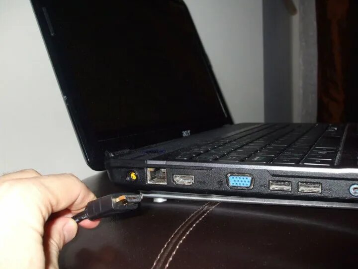 Как ноутбук к телевизору самсунг. Подключается ноутбук к телевизору Acer. Подключить ноутбук к телевизору. Подключить ноут к телевизору. Соединить ноутбук с телевизором.