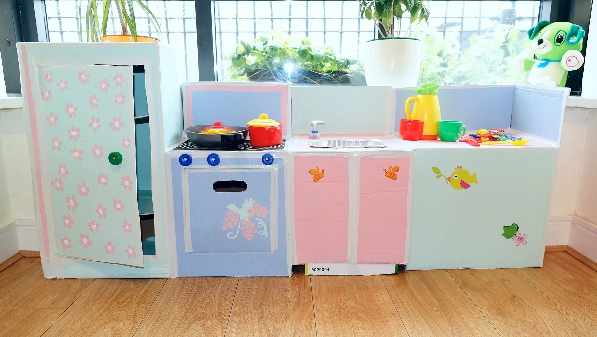 кухня из картона для ребенка. кухня из картонных коробок. кухня для ребенка из картонных коробок. кухня из коробки для ребенка. детская плита из коробки.