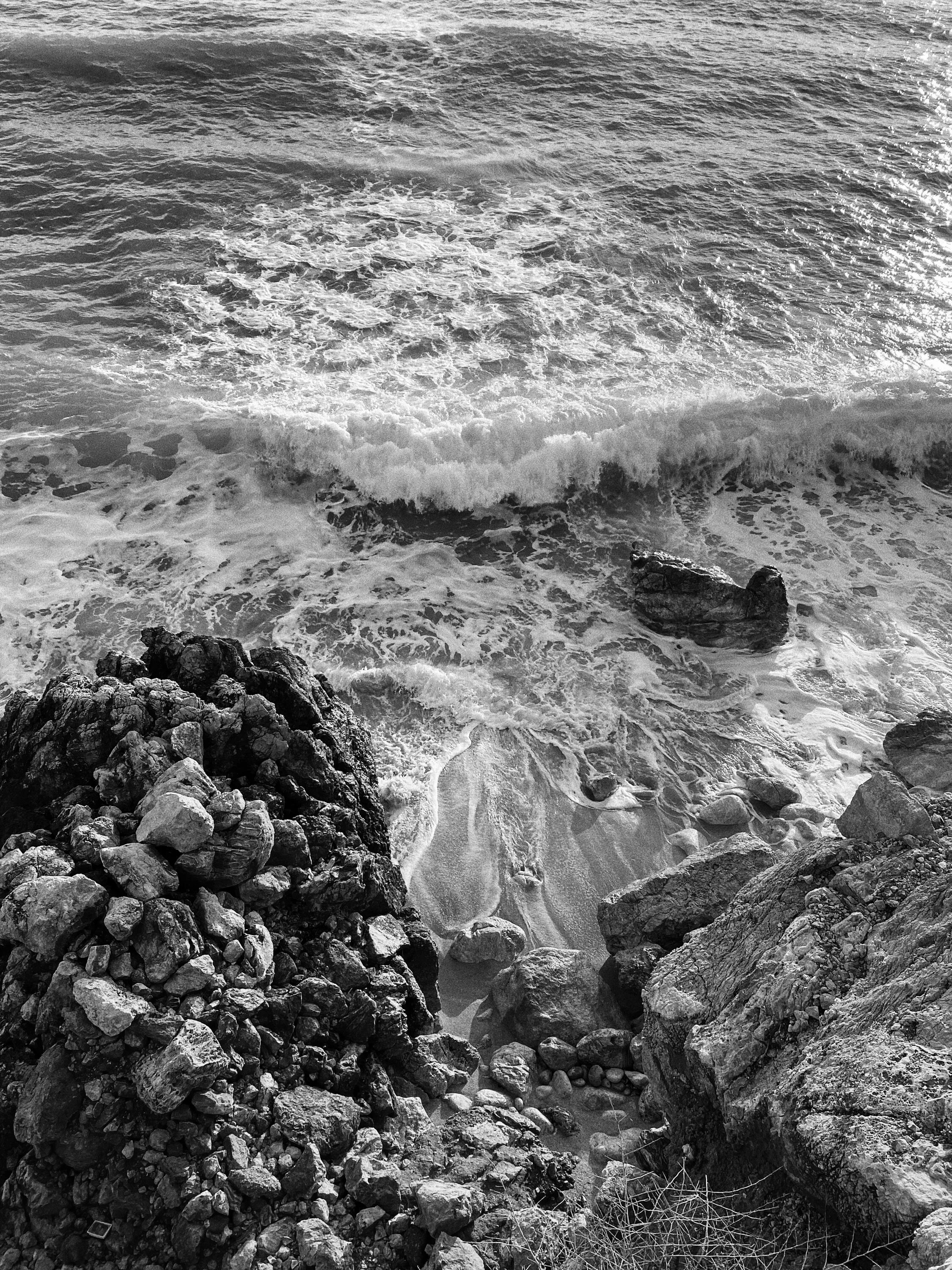 Фото черной воды. Вода черно белая. Черная вода. Красивые черно белые фото моря. Черные волны.