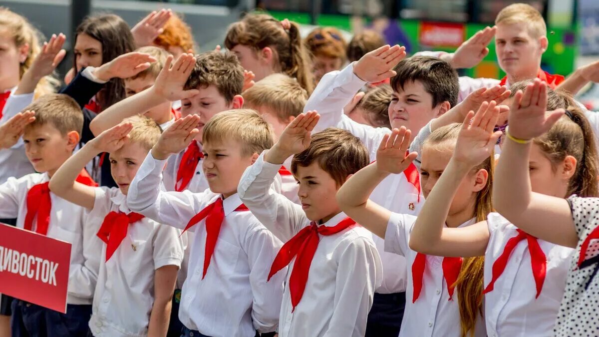 Много много школьников. Школа в 90ых Россия. Почему раньше не было 4 класса в школах России. Почему многие школьники