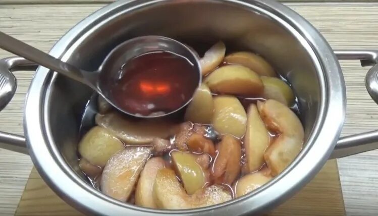 Как приготовить компот из яблок в кастрюле. Компот в кастрюле. яблочный компот из свежих яблок в кастрюле. компот из сухофруктов в кастрюле. компот из яблочных сушек.