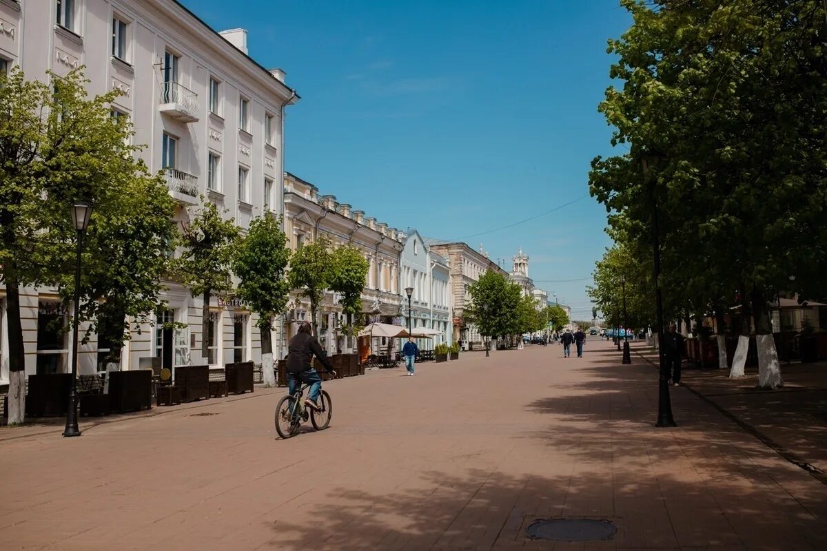 Трехсвятская улица Тверь. Тверской Арбат в Твери. Тверь пешеходная улица Трехсвятская. Трехсвятская Тверь ночью. Трехсвятская 24