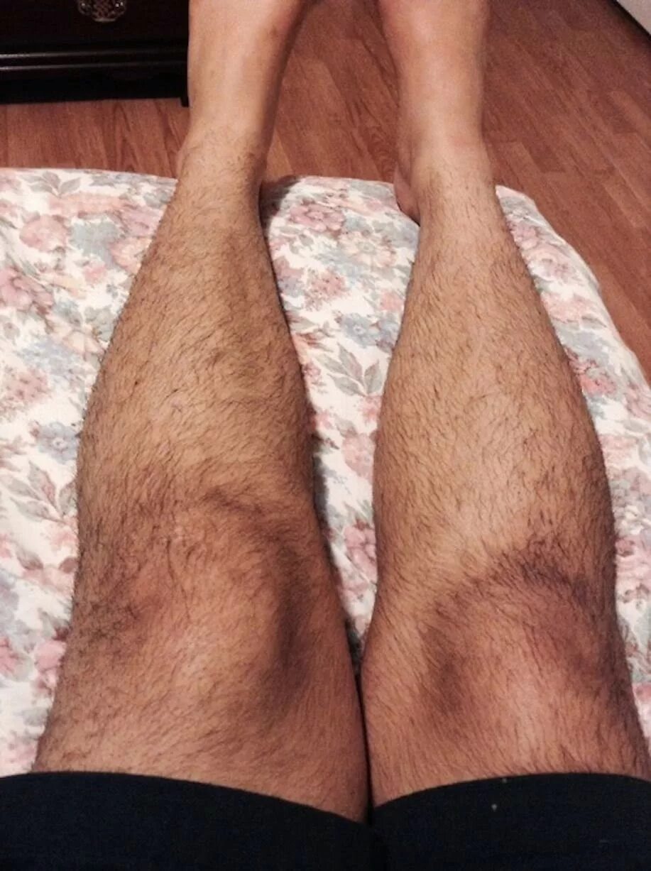 Мужские ноги. Красивая с небритыми ногами. Very hairy legs