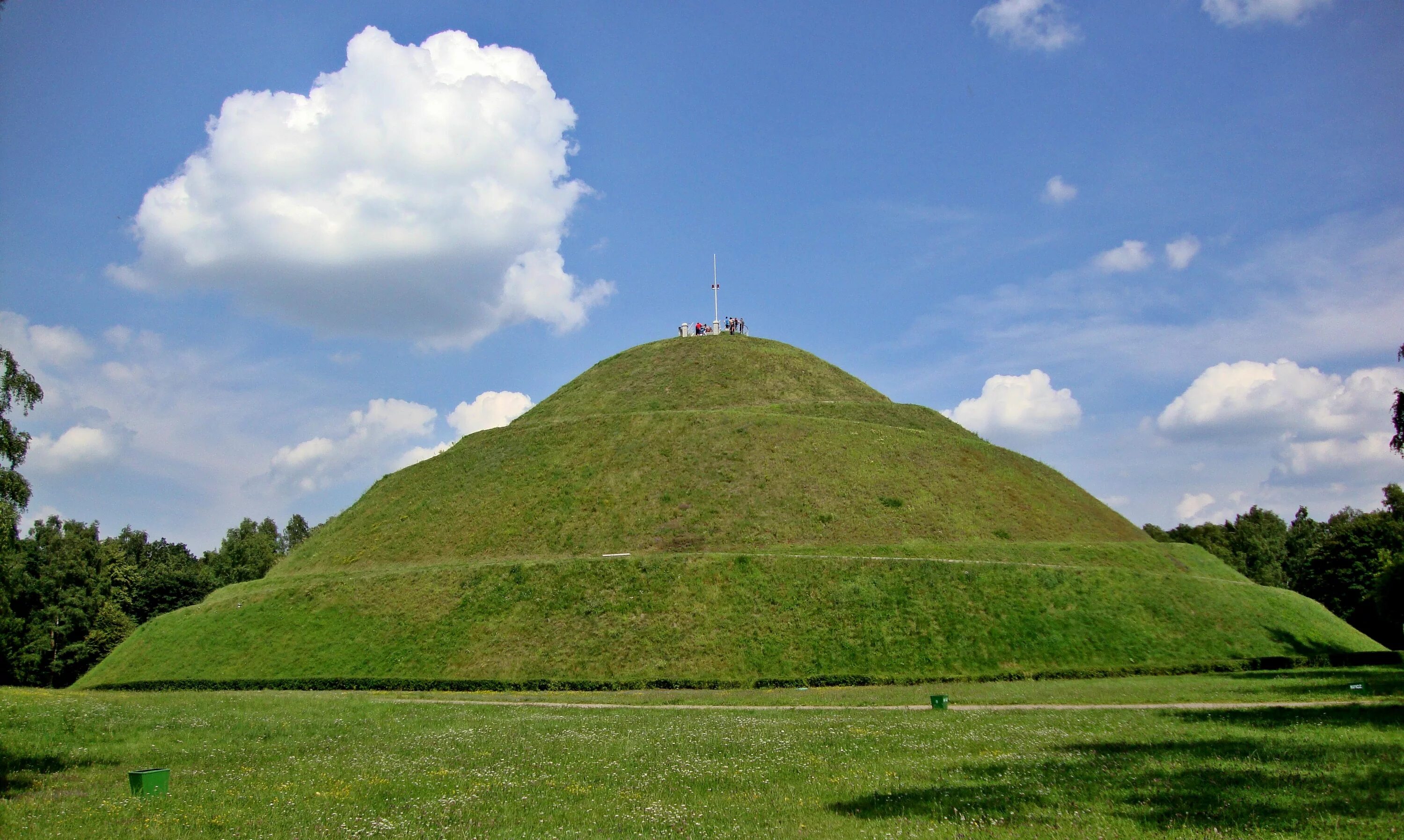 Круглый холм. Пирамида Силбери Хилл. Курган холм. Курган насыпь. Курган высокий Земляной холм.