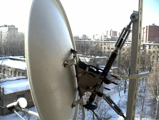 Спутниковая тарелка на крыше. Супрал антенна 3. Настройщик спутниковых антенн. Облучатель спутниковой антенны схема. Параболическая антенна 24 дб.