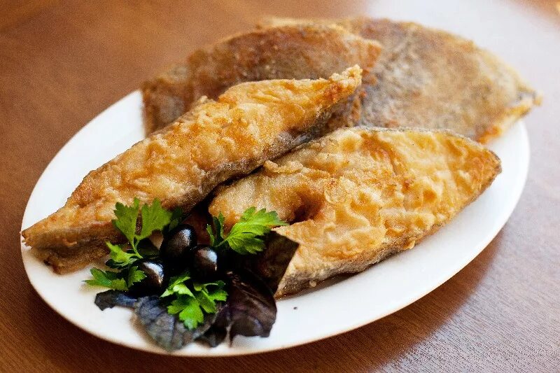 стейк форели жареный. стейк форели на сковороде. пожарить форель на сковороде вкусно и сочно. жареная рыбка. форель жареная.