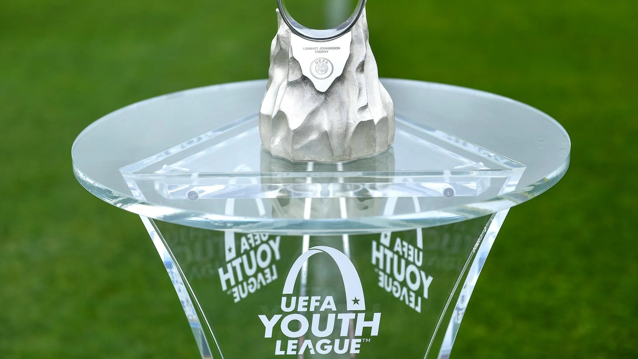 Уефа 24. UEFA Youth League. UEFA Champions League 2023 24. Новый Формат УЕФА. Трофей юниорская лига УЕФА.