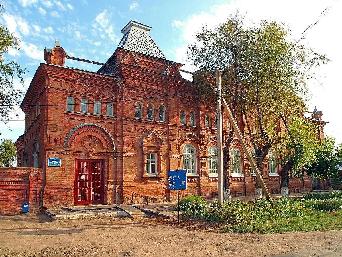 Новоузенск где. Город Новоузенск Саратовской области. Исторические здания в городе Новоузенск. Мельница Новоузенск. Исторические здания в городе Новоузенск мельница.