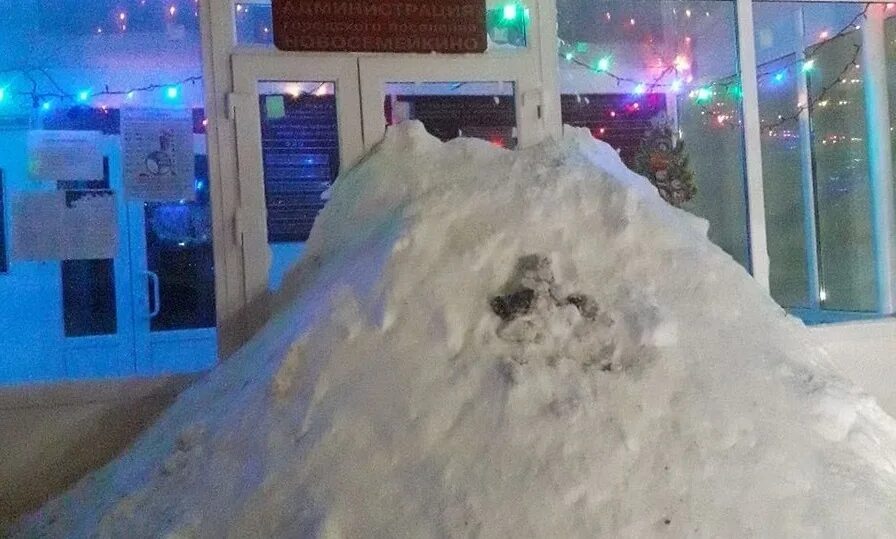 Дверь завалило снегом. Большая куча снега. Кучи снега в Самаре. Сугробы перед дверью. Сугробы на дверь