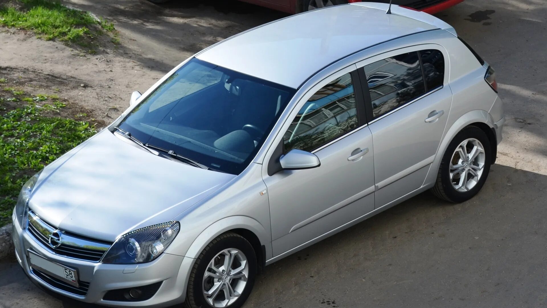 Opel h отзывы. Опель 2007. Ub4 Opel Astra. Opel Astra h вмятины на крыле. Astra Bonnet inside.