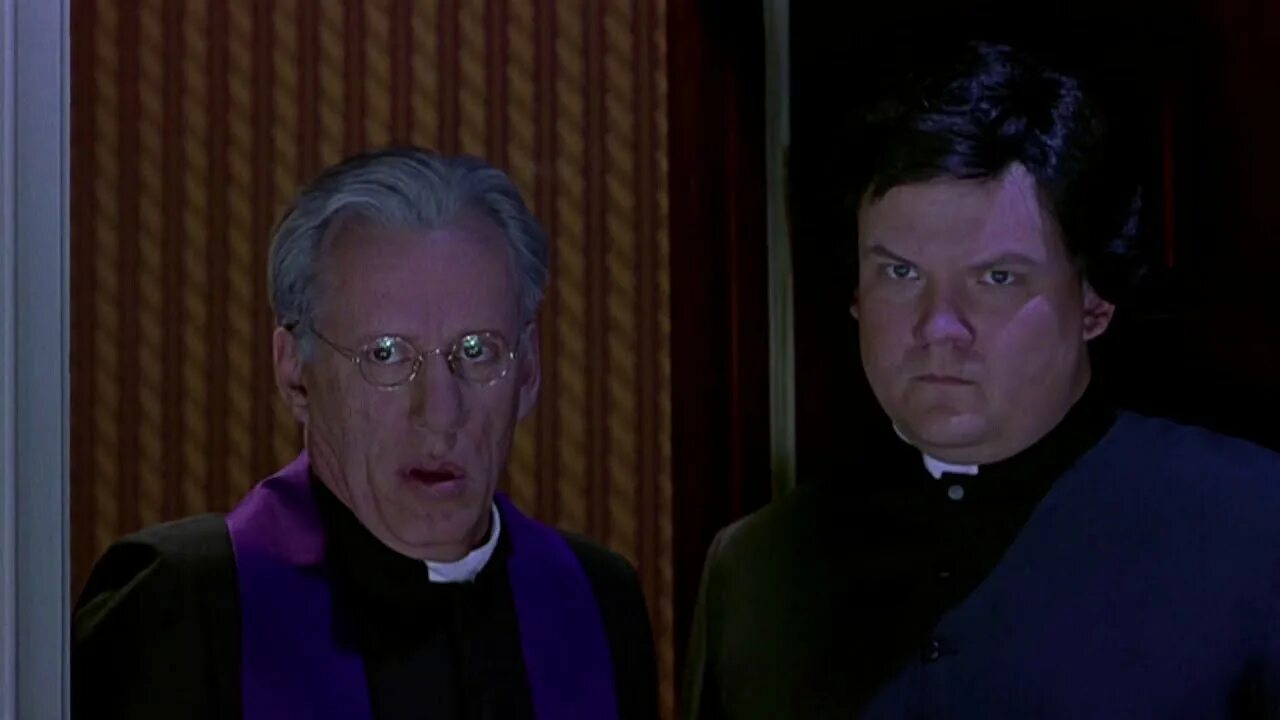 Изгоняющий дьявола джеймс вудс. Ну нахер. Изгоняющий дьявола очень страшное кино 2. Джеймс вудс очень страшное кино 2. Экзорцист ну нахер.