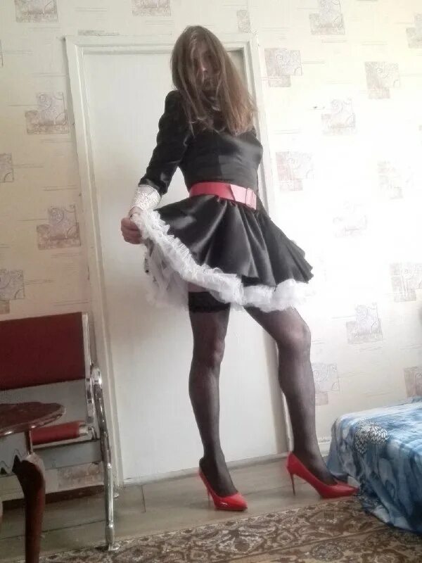 Переодели в женскую одежду. Парни в женской одежде. Женственные мальчики в женском. Женственный парень в платье. Пассив в женской одежде.