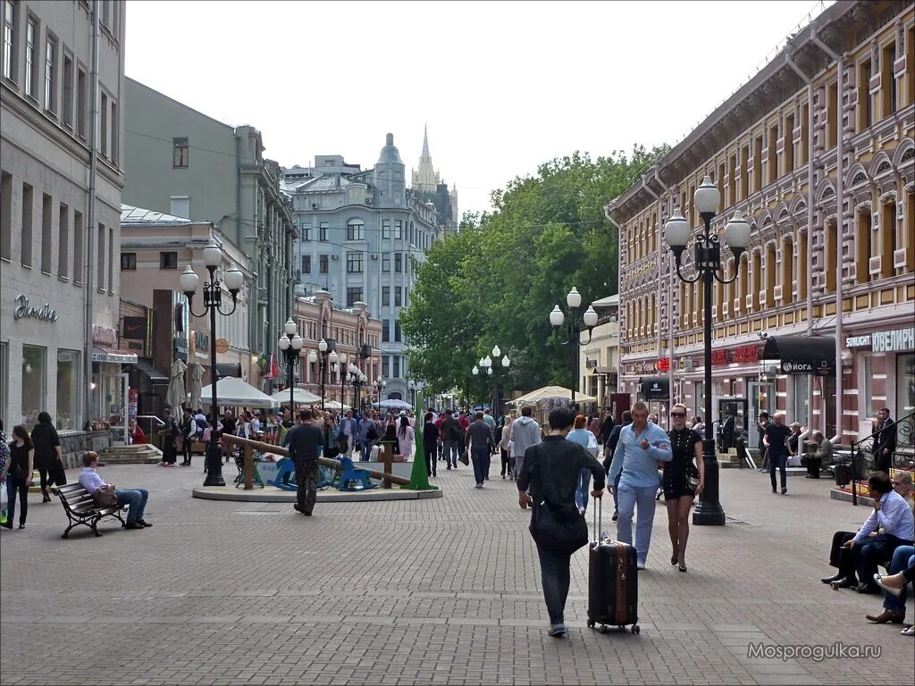 Старый район Арбат. Улица Арбат. Старый Арбат площадь. Старый Арбат Москва летом.