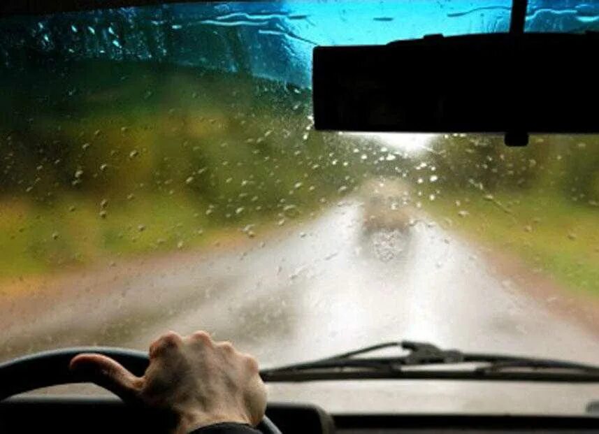 Хорошо в машине в дождь. Машина дождь. Мокрое лобовое стекло. Управление автомобилем в дождь. Дорога дождь за рулём.