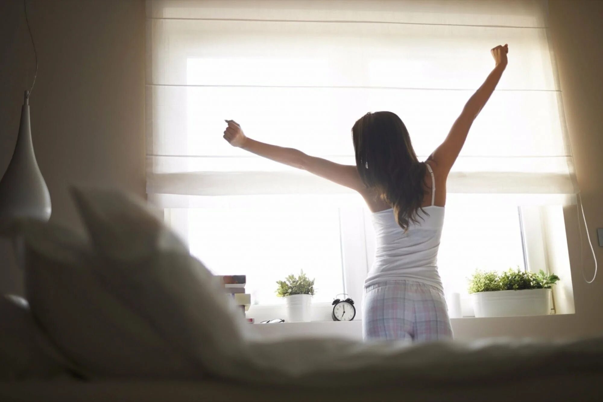 Get up now get up now. Женщина проснулась. Девушка проспросыпается. Утреннее Пробуждение. Девушка просыпается утром.