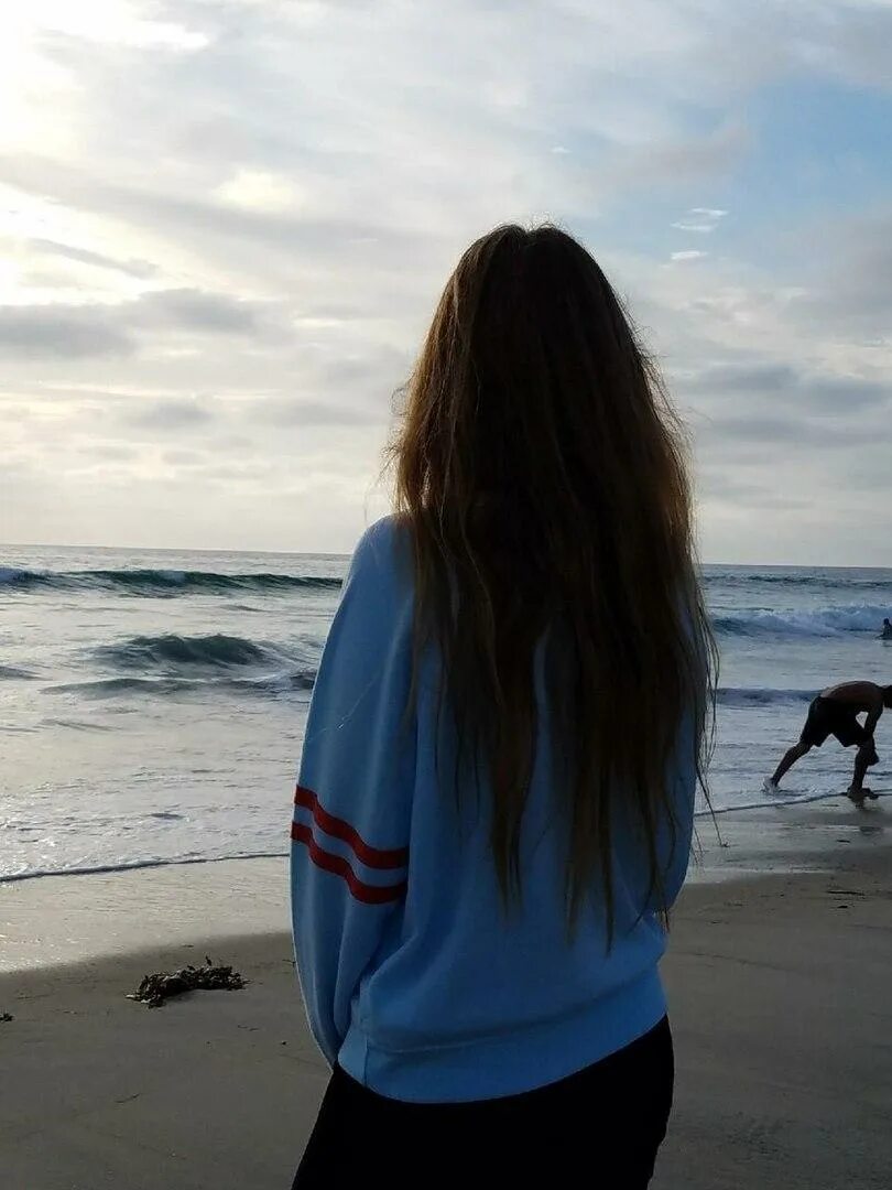 девочка со спины. девушка 14 лет со спины. девушка с темными волосами. русая девушка. девушка со спины.