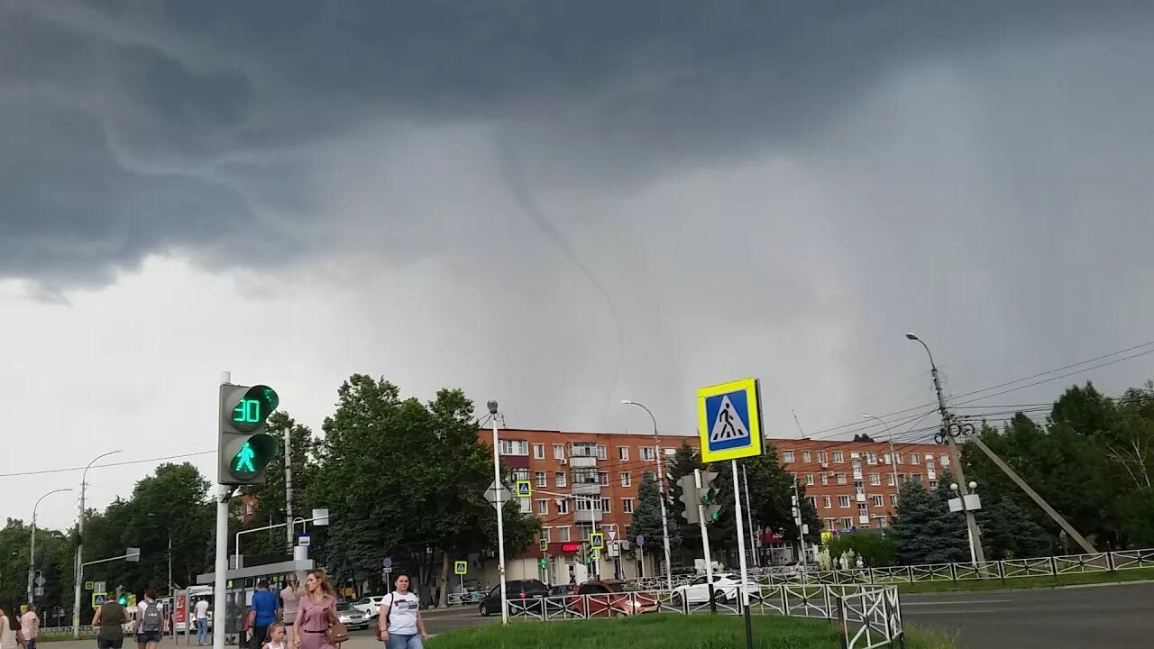 Прогноз майкоп сегодня. Торнадо Майкоп. Смерч в Майкопе 16 июня. Смерч в Майкопе. Ураган в Майкопе.