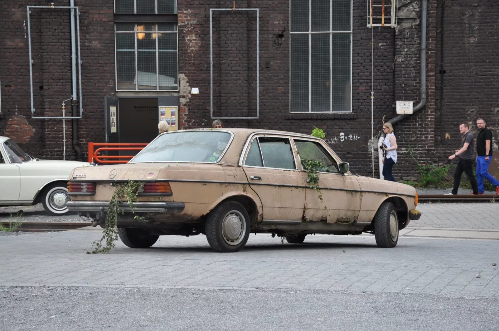 Старого 123. Mercedes w123. ржавый 123 мерседес. мерседес 123. гнилой мерседес 124.